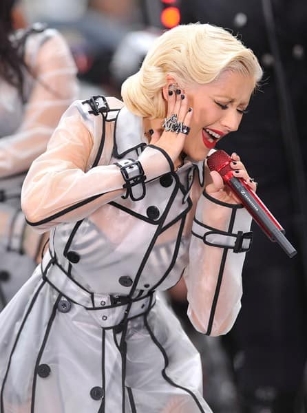 Christina Aguilera Performs on CBS' The Early Show Christina Aguilera Performs on CBS' The Early Show